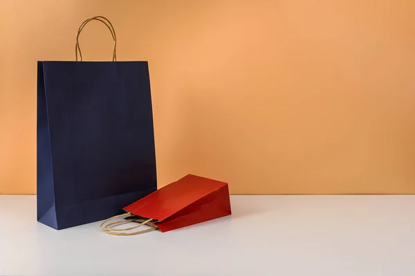空白工艺包装或彩色纸购物袋的模型 — 图库照片