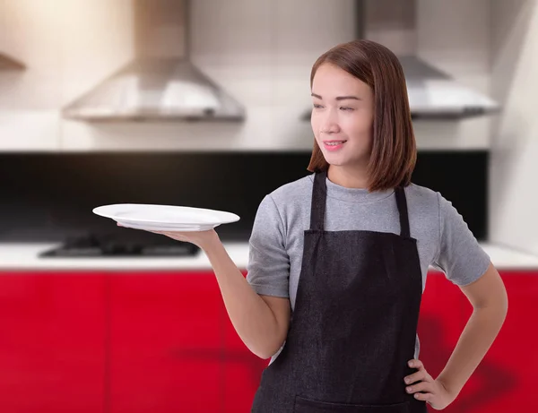 Vrouwelijke chef-kok assistent of huisvrouw — Stockfoto