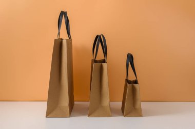 Boş el sanatları paketi ya da h ile kahverengi kağıt alışveriş torbası