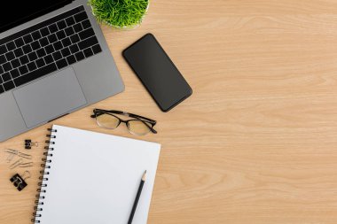 Üst Manzara Ahşap ofis masası. Düz Yatık Çalışma Alanı