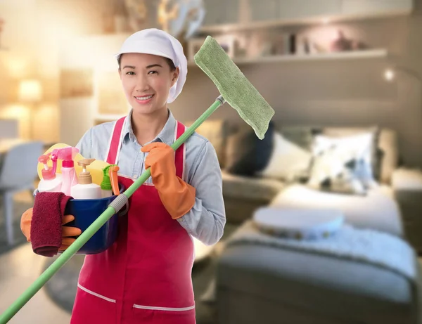 Vrouw met emmer klaar om schoon te maken huis op woonkamer achtergrond — Stockfoto