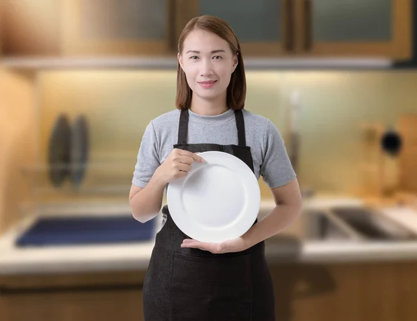 Vrouwelijke Chef Kok Assistent Huisvrouw Houden Keuken Apparatuur Wazig Achtergrond — Stockfoto