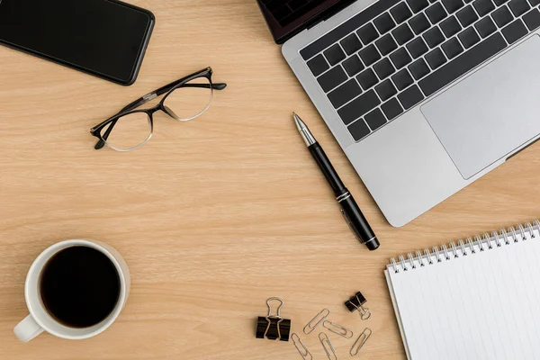 Ovanifrån Trä Kontorsbord Platt Låg Arbetsplats Med Glasögon Smarttelefon Kaffekopp — Stockfoto