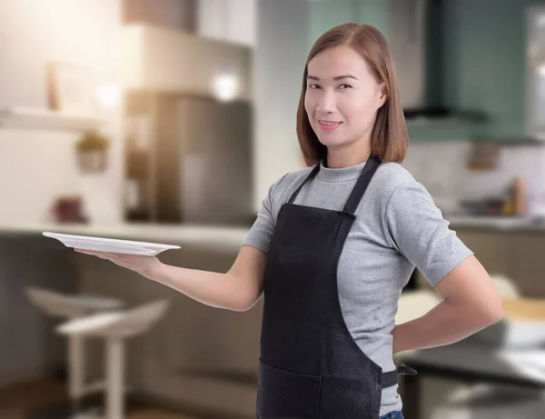 Vrouwelijke Chef Kok Assistent Huisvrouw Houden Keuken Apparatuur Wazig Achtergrond — Stockfoto