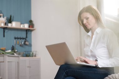 Evin içinde çalışan bir kadın.