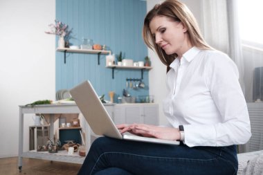 Evde çalışan blogger beslenme uzmanı