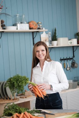 Annem akşam yemeği için sebze pişirdi.