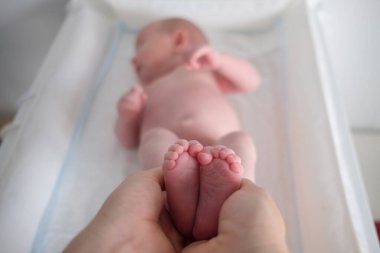 Anne ve baba yeni doğmuş bir bebeğin ellerinde..