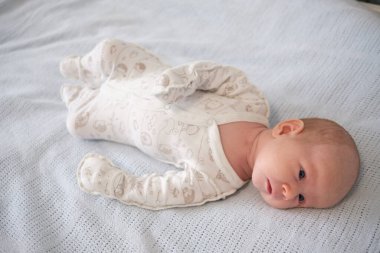 Küçük bir yatakta uyuyan tatlı bir bebek.