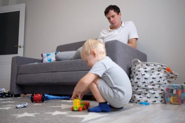 Erkek ve çocuk birlikte oynuyorlar. Aile ve çocukluk kavramı.