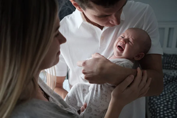 Aile portresi: anne, baba ve yeni doğan bebek.