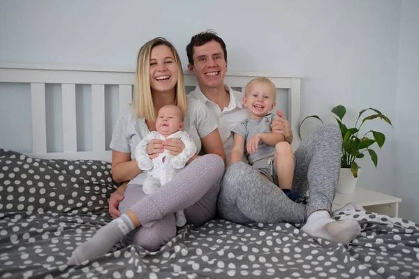 Yeni doğmuş bebeğiyle mutlu bir aile