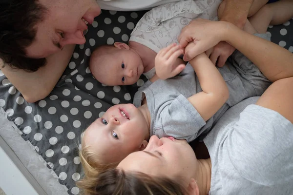 Счастливая семья с новорожденным ребенком — стоковое фото