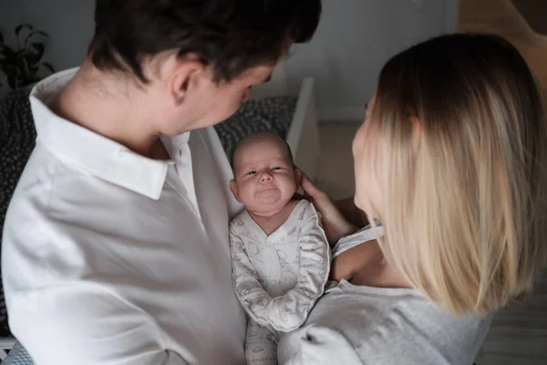 Kadın ve yeni doğmuş bir bebek tutan adam. Anne, baba ve bebek. Yakın çekim. 