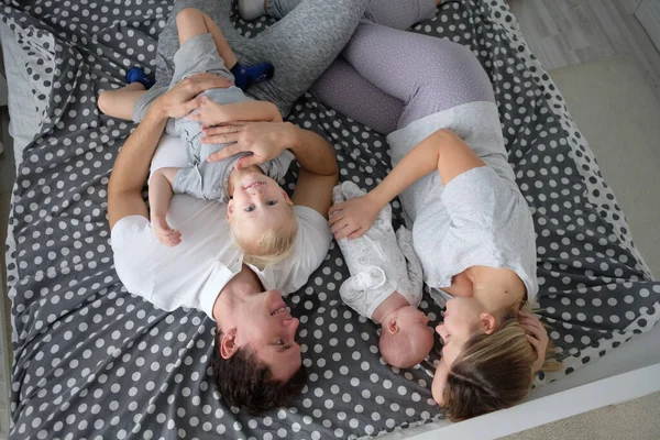 Lycklig familj med nyfött barn — Stockfoto