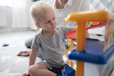 Babası oğluyla kreşte oynuyor.