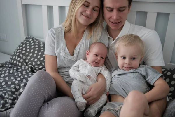 Aile portresi: baba, anne, iki oğul.