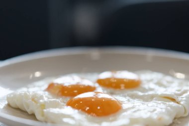 Sağlıklı kahvaltı için üç kızarmış yumurta..