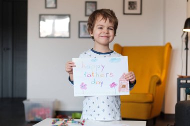 Evin içini gösteren sevimli küçük bir çocuk.