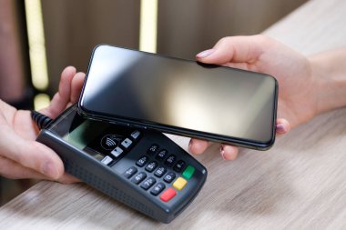 Kahve dükkanında el ve cep telefonu ödemesi, mobil ödeme konsepti