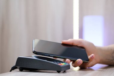 Kadın müşteriyi kapat akıllı telefon sipariş için modern kolay nfc teknolojisini kullan, garson müşteri için kart okuyucu makinası ver nakitsiz bağlantısız metodla ödeme işlemi yap