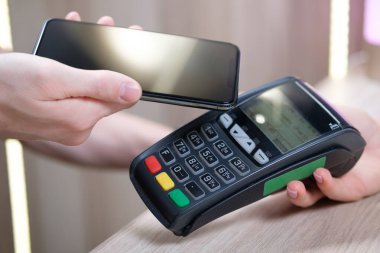 Kadın müşteriyi kapat akıllı telefon sipariş için modern kolay nfc teknolojisini kullan, garson müşteri için kart okuyucu makinası ver nakitsiz bağlantısız metodla ödeme işlemi yap
