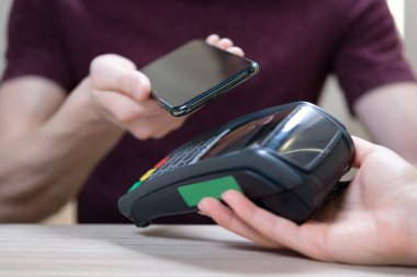 Erkek müşteri kapalı tutun akıllı telefon sipariş için ödeme modern kolay nfc teknolojisi, garson müşteri için kart okuyucu makinası vermek nakit bağlantısız metot ile ödeme yapmak