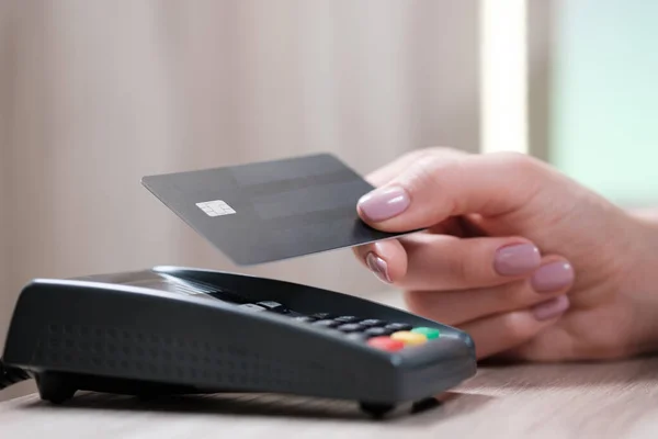 Γυναικείο Χέρι Τραπεζική Κάρτα Που Χρησιμοποιεί Τερματικό Για Πληρωμή — Φωτογραφία Αρχείου