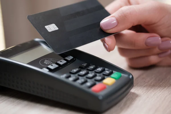 Γυναικείο Χέρι Τραπεζική Κάρτα Που Χρησιμοποιεί Τερματικό Για Πληρωμή — Φωτογραφία Αρχείου