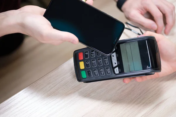 Kahve dükkanında el ve cep telefonu ödemesi, mobil ödeme konsepti
