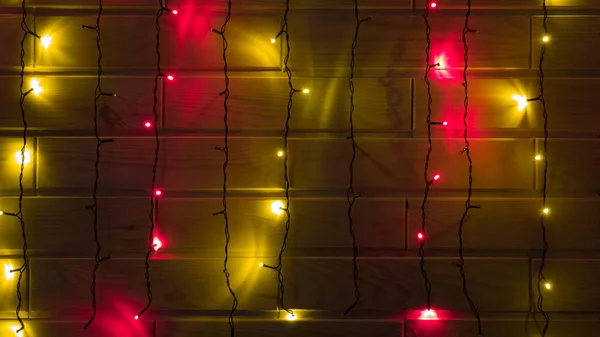 Luces Amarillas Rojas Verticales Navideñas Una Pared Madera Oscuridad — Foto de Stock