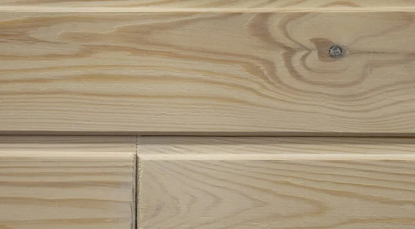 Duvarda bej, açık kahverengi, yatay, kısa tahta tahtalar var. Soyut Doku Arkaplanı. Macro çekimi, yakın plan.