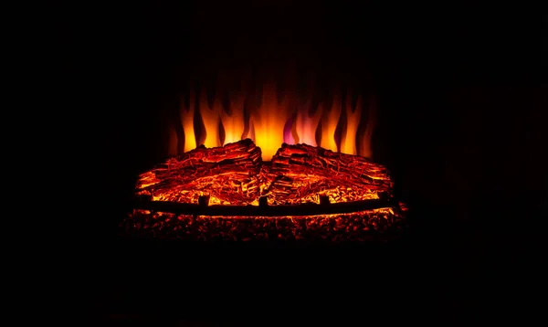 隔離された電気暖炉 黒の背景 — ストック写真