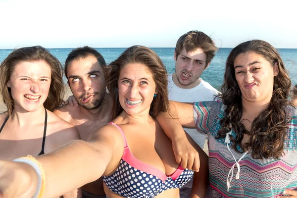 Amigos en verano tomando una selfie — Foto de Stock