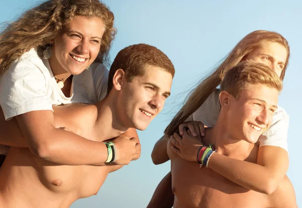 Vrienden in de zomer — Stockfoto