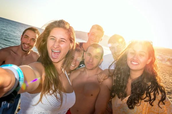 Amici in estate farsi un selfie — Foto Stock