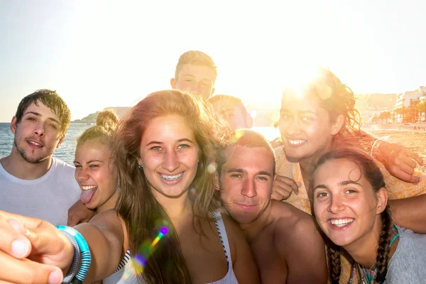 Přátelé v létě užívat selfie — Stock fotografie