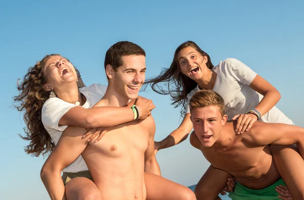 Vrienden in de zomer — Stockfoto