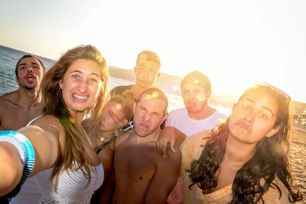 Friends in Summer taking a selfie — Stock Photo, Image
