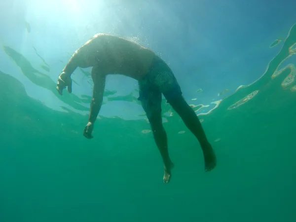 Mann ertrinkt im Wasser — Stockfoto
