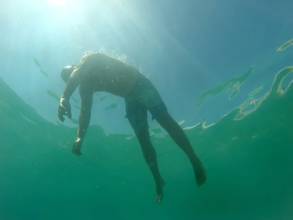 Un homme noyé dans l'eau — Photo