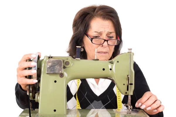 Senior naaister met naaimachine — Stockfoto