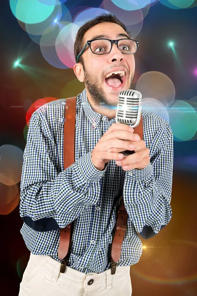 Nerd singt mit Mikrofon — Stockfoto