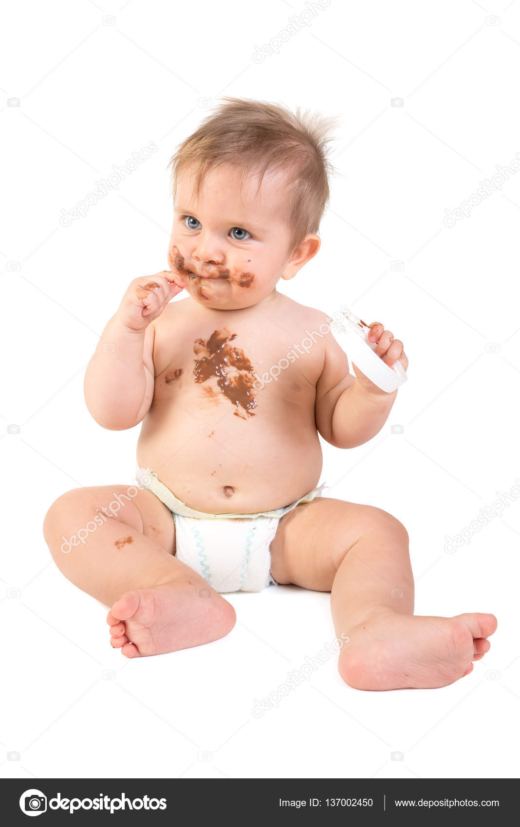 チョコレートを食べる赤ちゃん ストック写真 C Luislouro