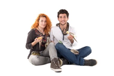 Evcil hayvan ile genç Çift