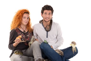 Evcil hayvan ile genç Çift