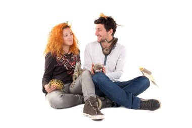 Evcil hayvan ile genç Çift