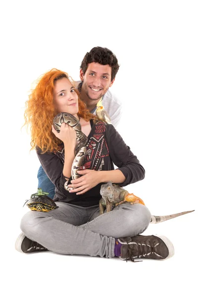 Jovem casal com animais de estimação — Fotografia de Stock