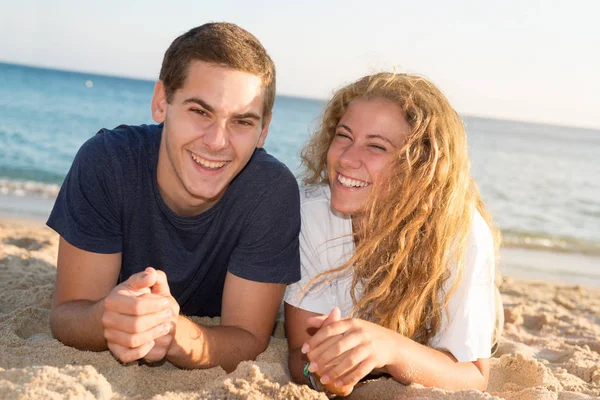 Paar in de zomer — Stockfoto