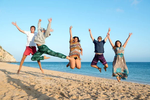 Amici che saltano in spiaggia — Foto Stock